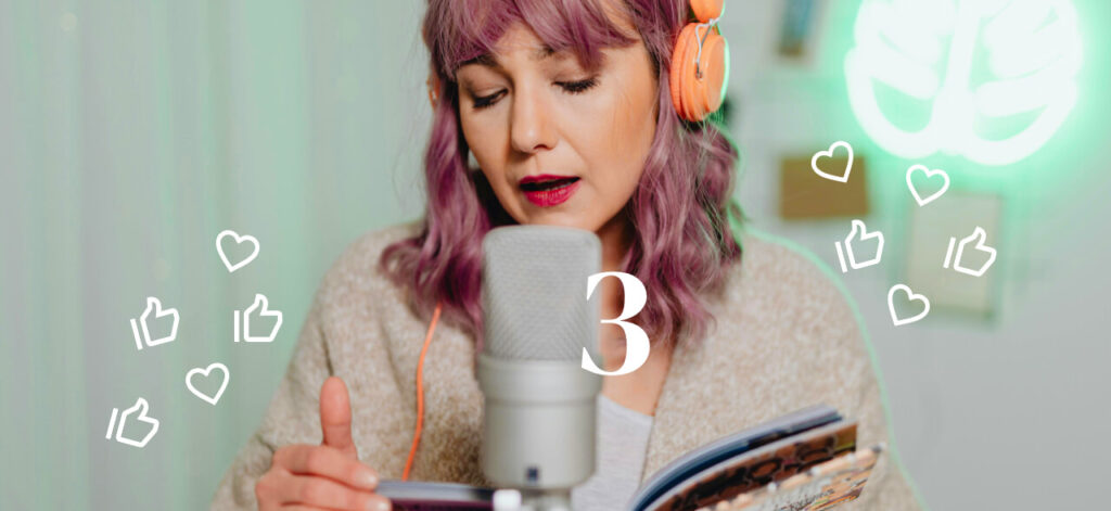 Frau sitzt vor Mikrofon und liest aus Ihrem Buch vor