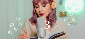 Frau sitzt vor Mikrofon und liest aus Ihrem Buch vor